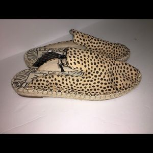 Dolce vita 9.5 leopard slip on casual shoes